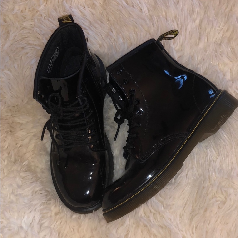 Black shiny Dr. Martens DELANEY SIZE 5